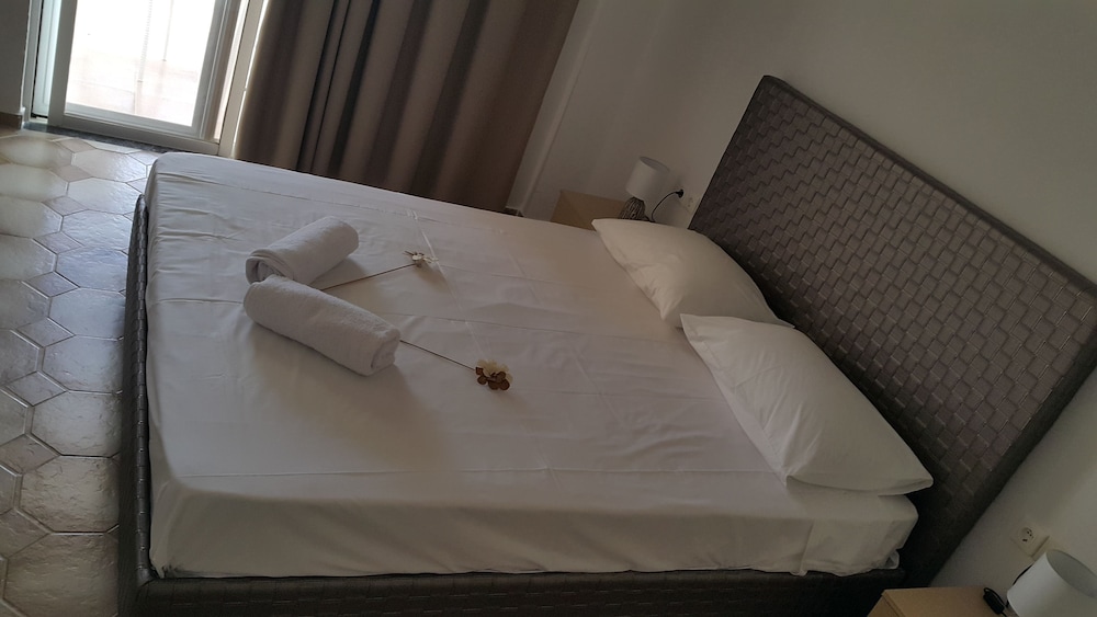 Maroula Blue Studios And Suites 23/70