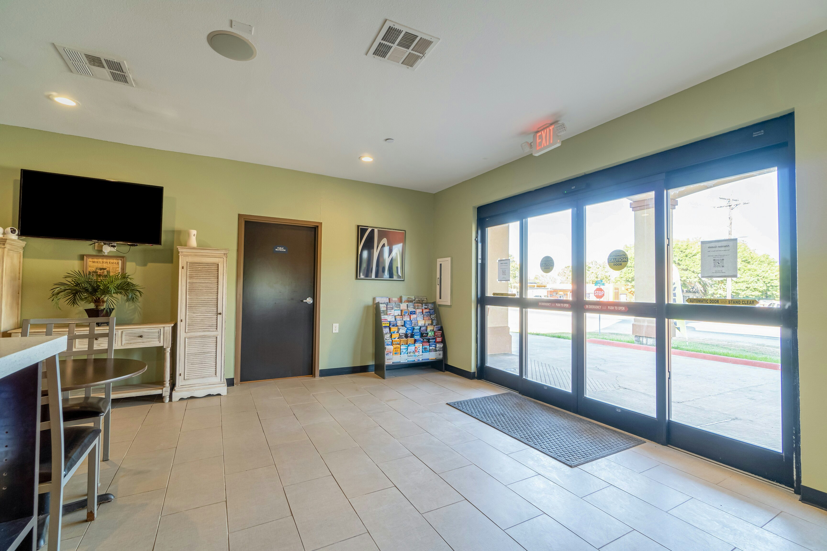 Moulton Inn & Suites By OYO Near Shiner TX 10/29