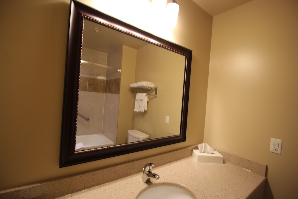 Quality Inn & Suites Hawkesbury 48/50