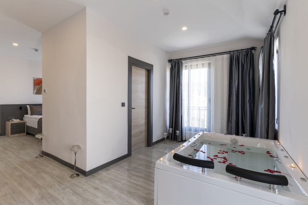 Irenic Hotel 36/49
