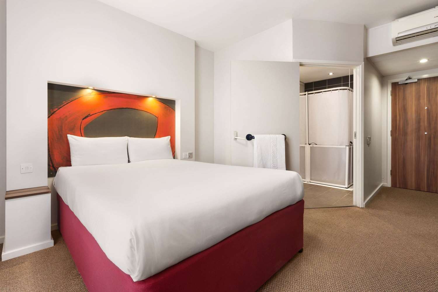 Ramada by Wyndham London Stansted Airport 8/35