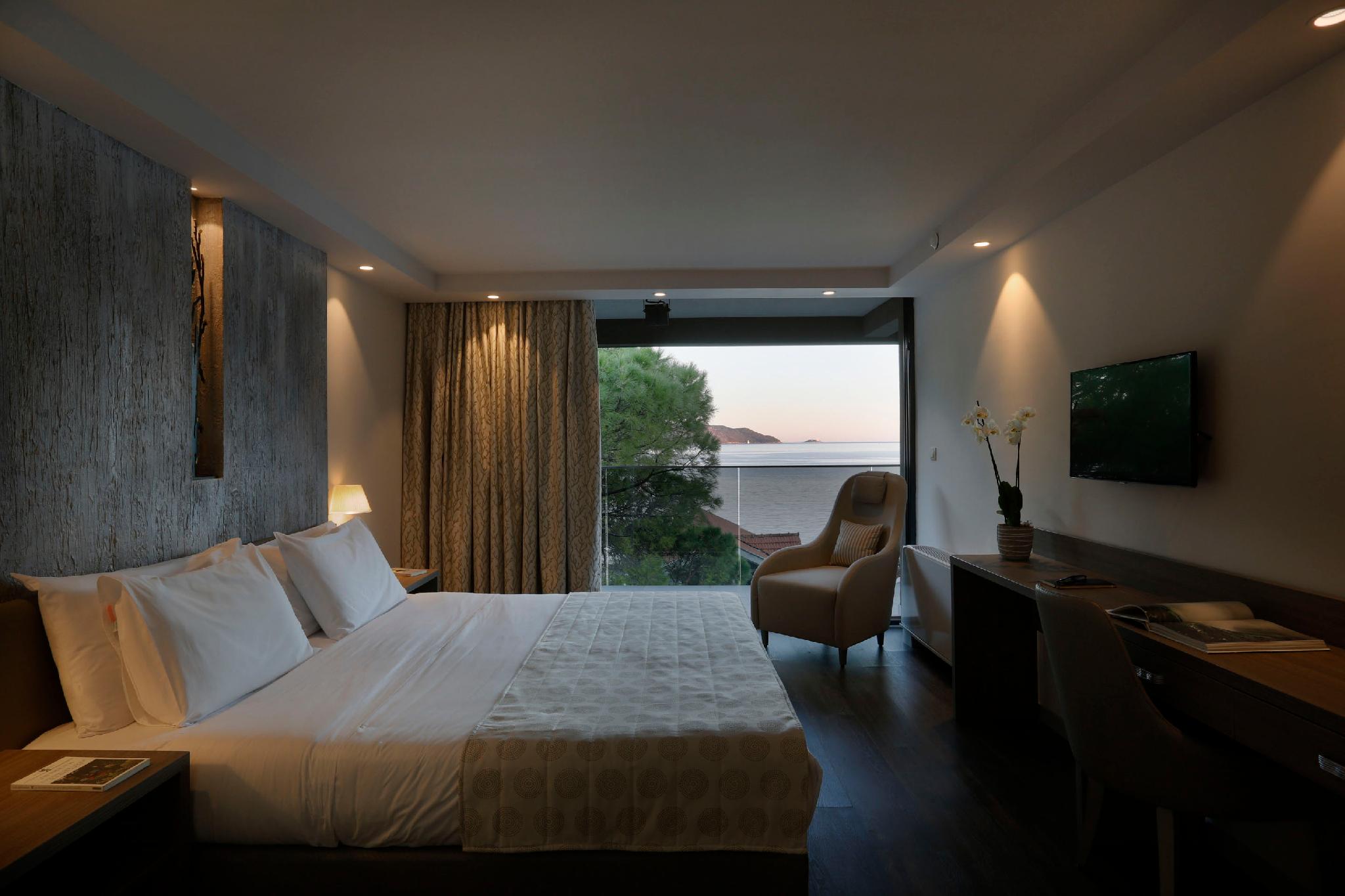 Suite, Sea Front