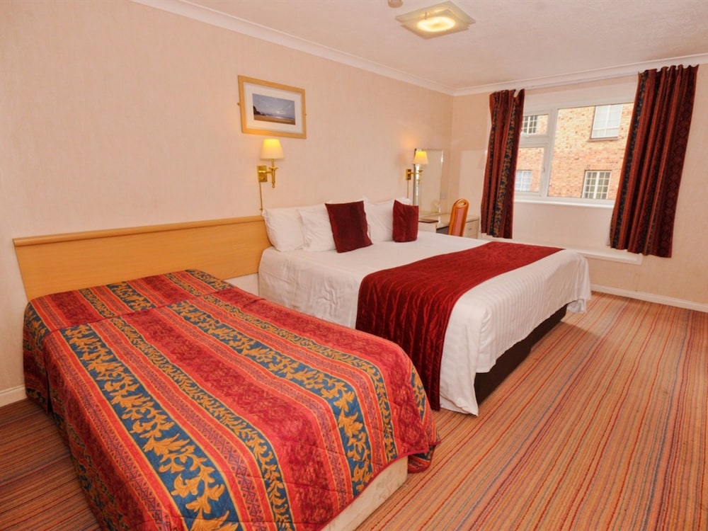 Denewood Hotel - Guest Accomodation 15/48