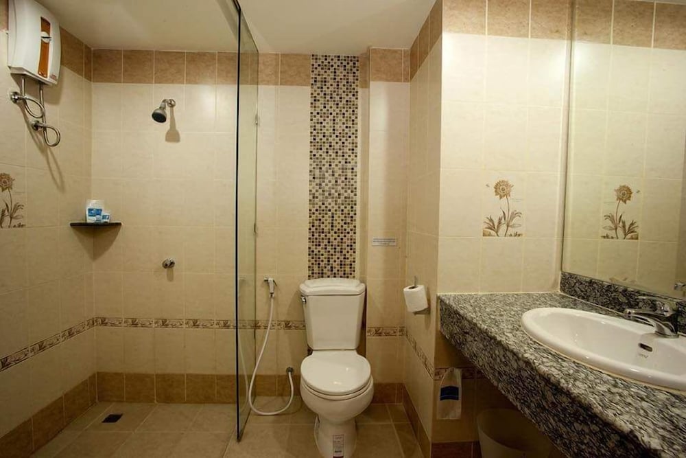J & Y Lodge Hotel 23/24