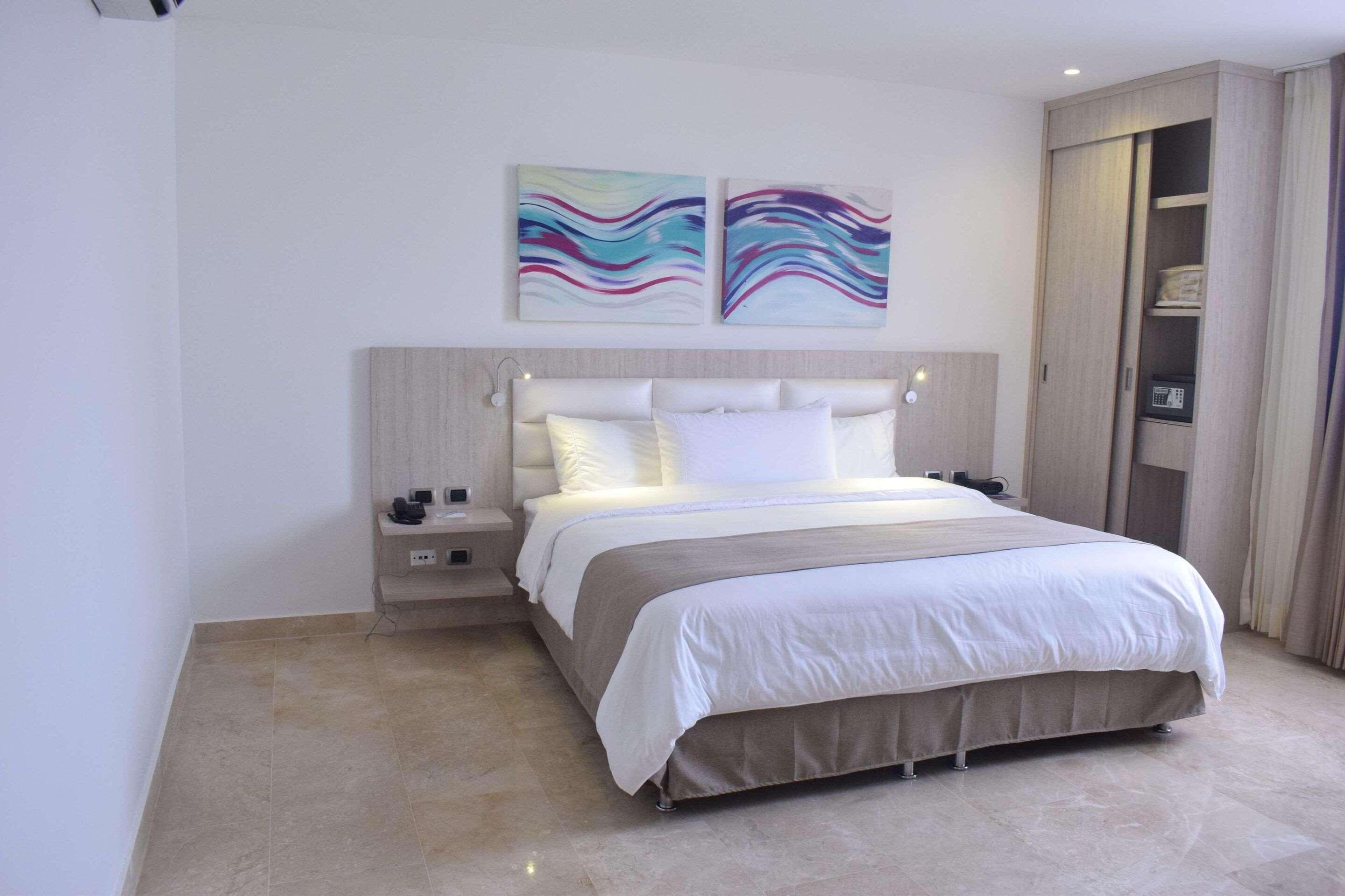 ROOM, KING BED