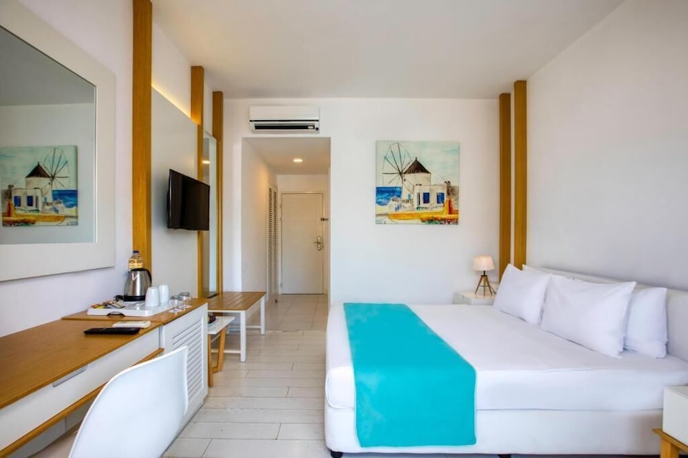 جناح جونيور بسرير كوين وسريرين منفصلين بإطلالة على البحر، Labranda Tmt Bodrum Resort Hotel 1/3