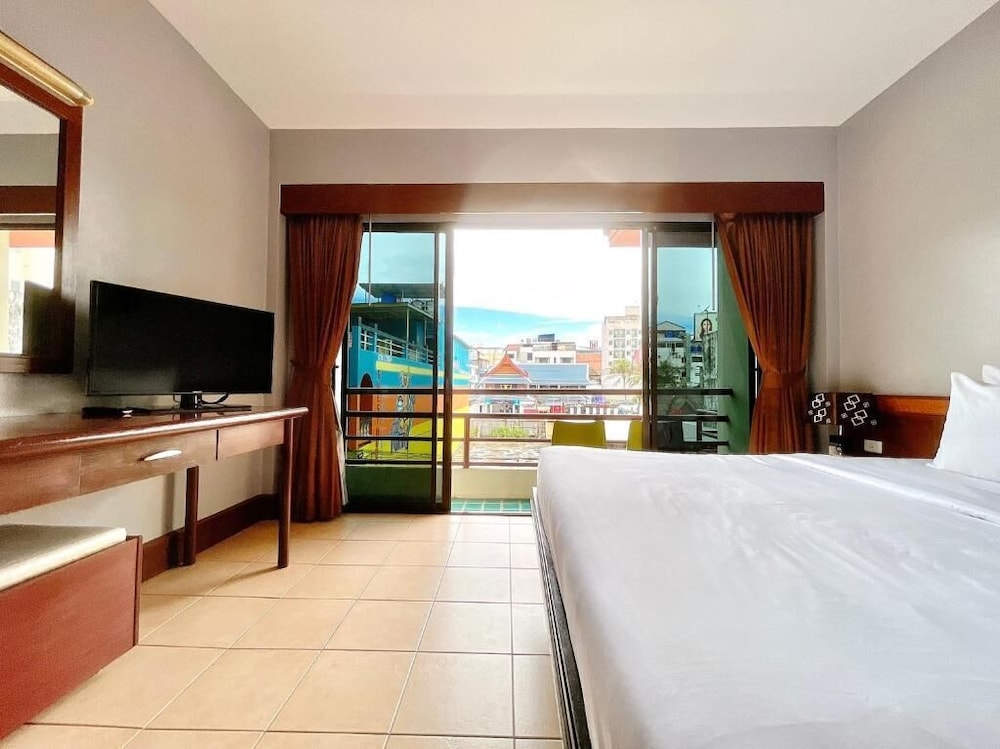 C N Hotel Patong 12/46