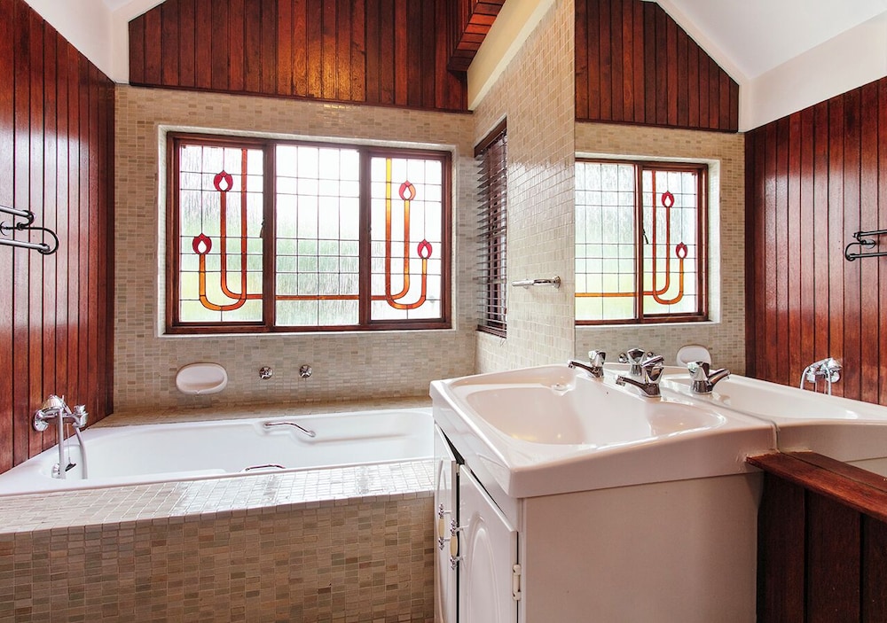 Bed And Breakfast In Waterkloof 50/50