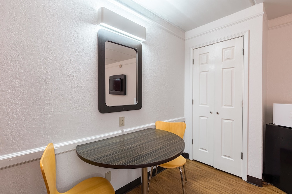Motel6 Baytown, TX - Garth Rd 53/63