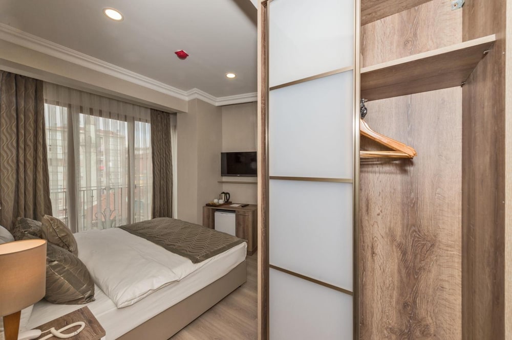 Alphonse Hotel 33/50