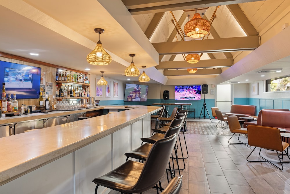 Pacific Marina Inn 40/53