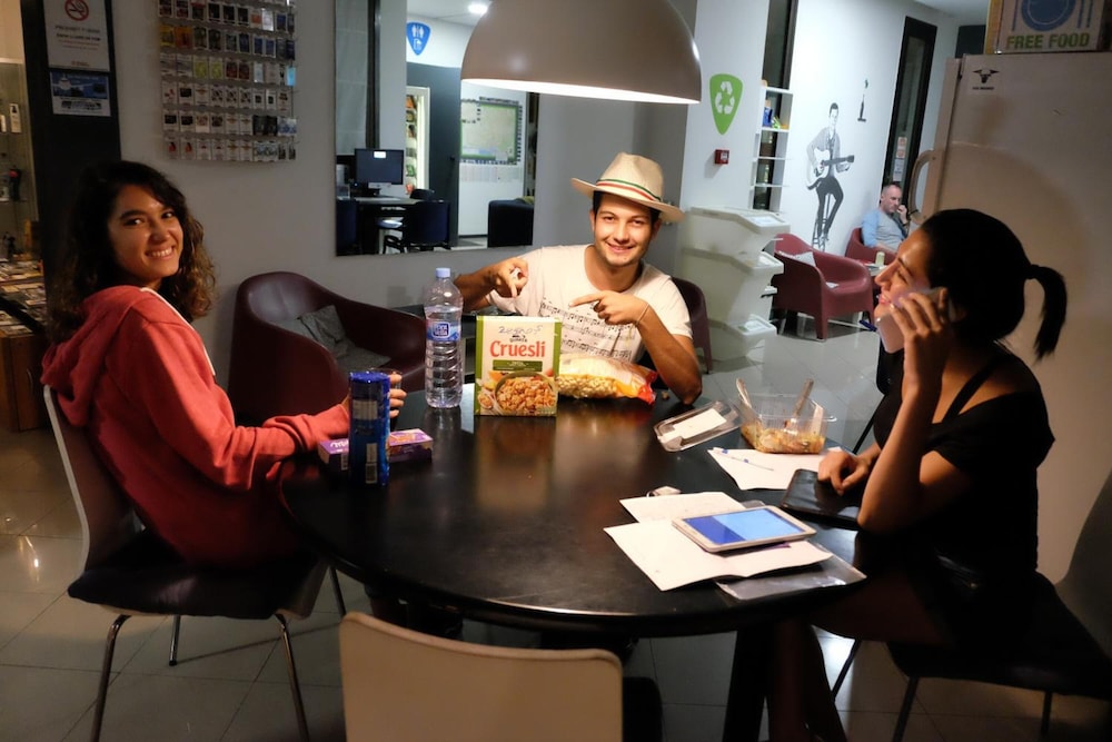 Alternative Creative Youth Hostel Barcelona 32/50