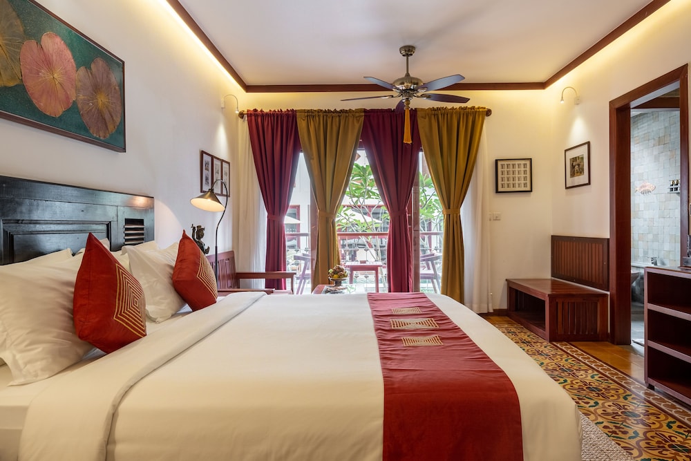 DELUXE, DOUBLE OR TWIN BED, POOL VIEW