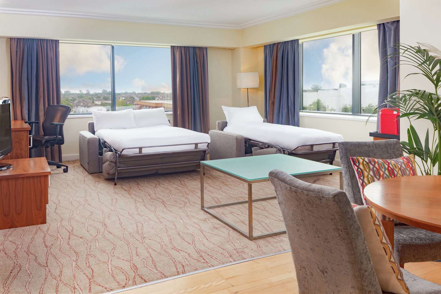 Suite, King Bed, Living Area 2/6