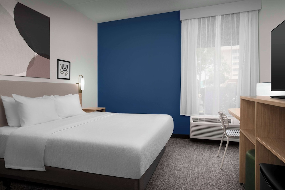 SUITE, KING BED, ACCESSIBLE