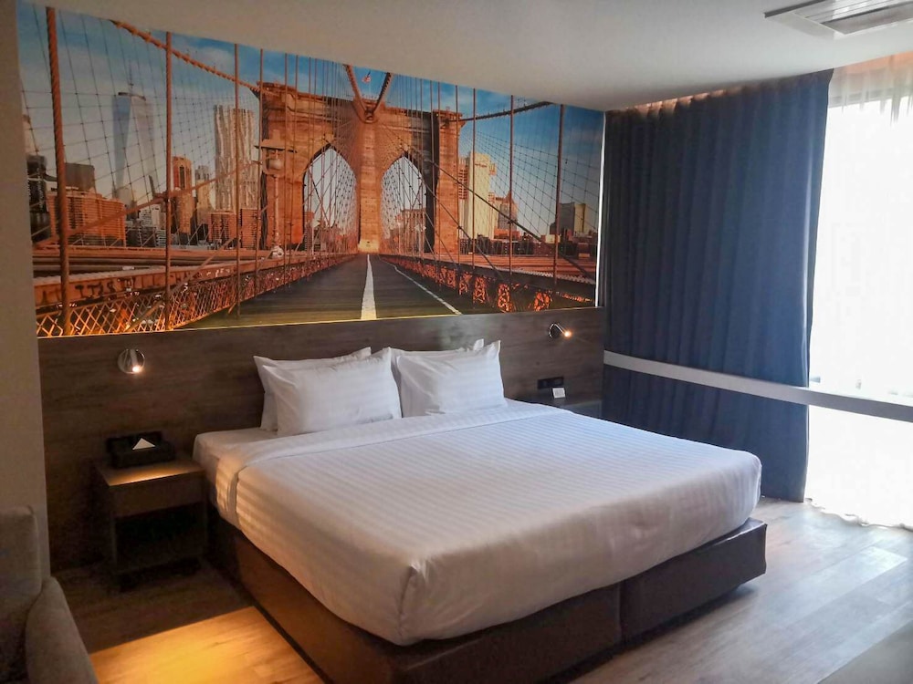PREMIER, KING BED