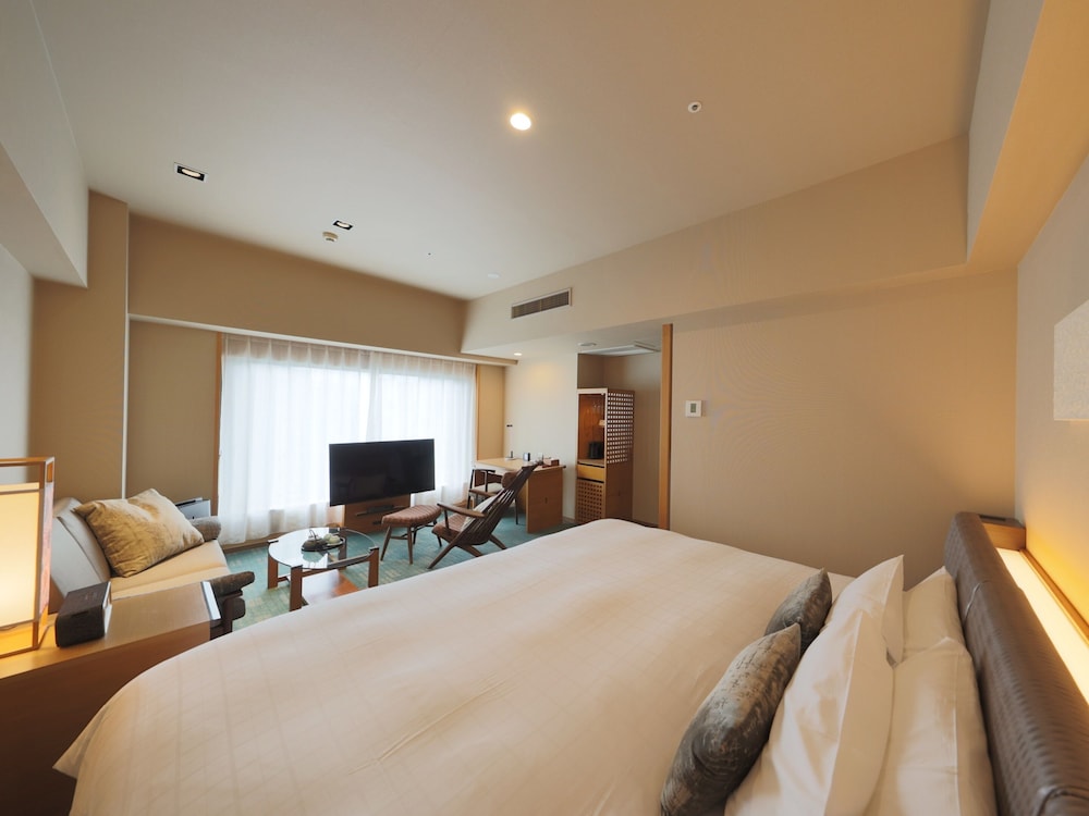 PREMIUM, KING BED, JETTED TUB, HIGH FLOOR