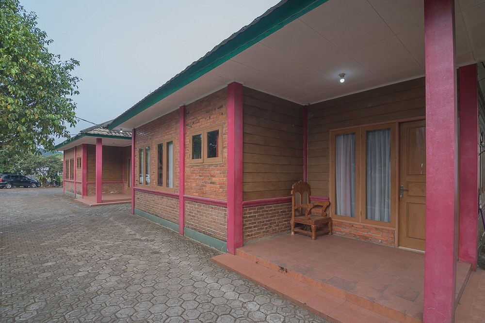 RedDoorz Plus @ Hotel Negeri Baru Lodaya Puncak 3/24