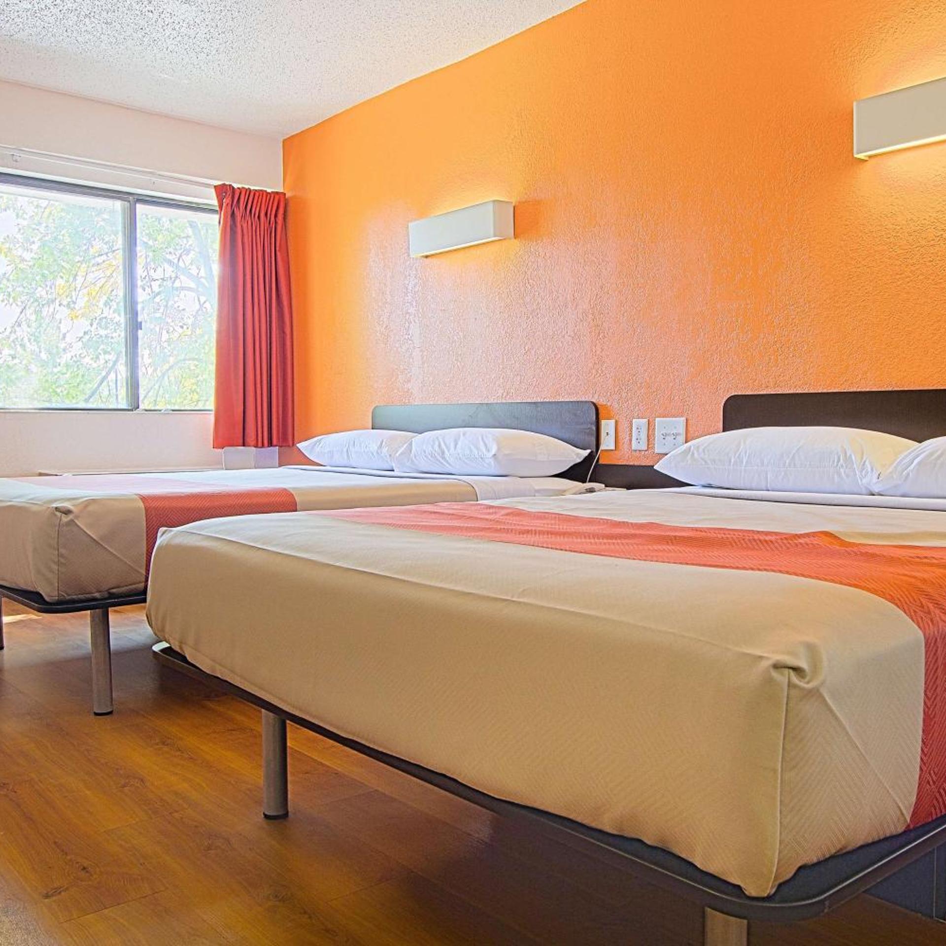 2 Queen Beds - ADA/RI Shower/Micfridge