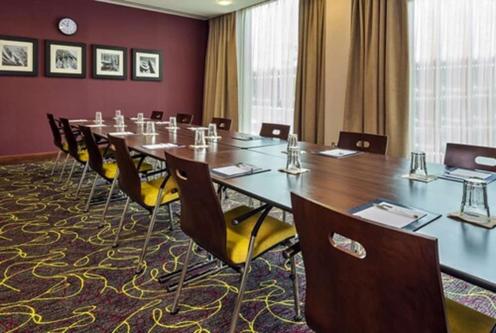 HAMPTON BY HILTON LONDON LUTON AIRPORT 47/50