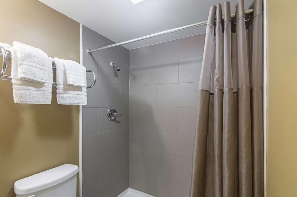 LoneStar Inn & Suites 51/51