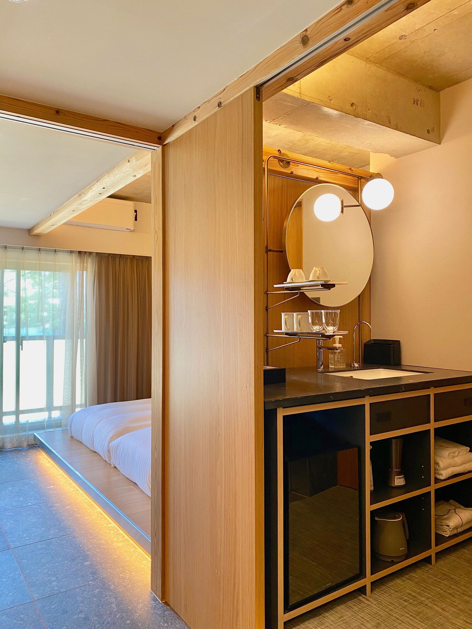ROOM, TWIN BEDS