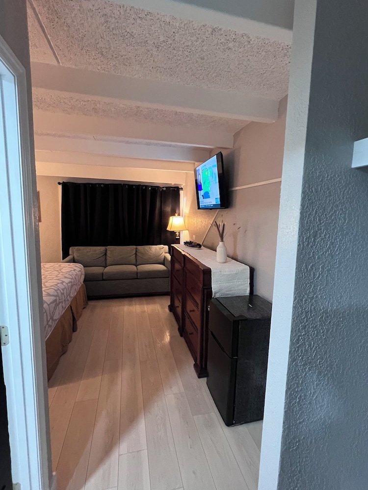 Regency Inn 37/55
