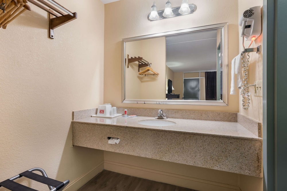 Econo Lodge Cullman South 25/25