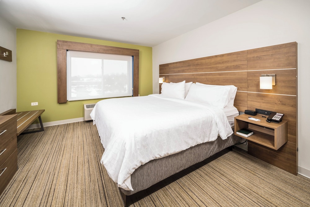 غرفة قياسية بسرير كينج بمنطقة جلوس، Holiday Inn Express Indianapolis South 5/10