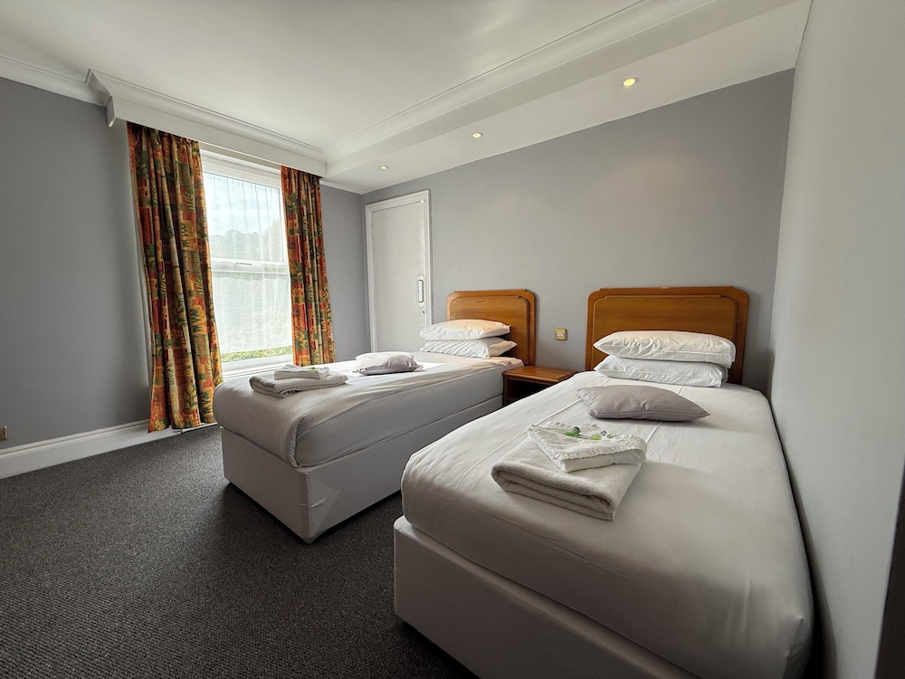ROOM, TWIN BEDS