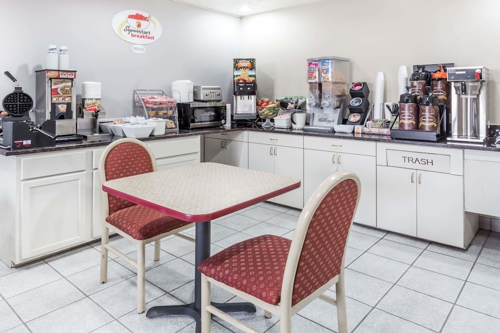 Super 8 by Wyndham Mundelein/Libertyville Area 35/45