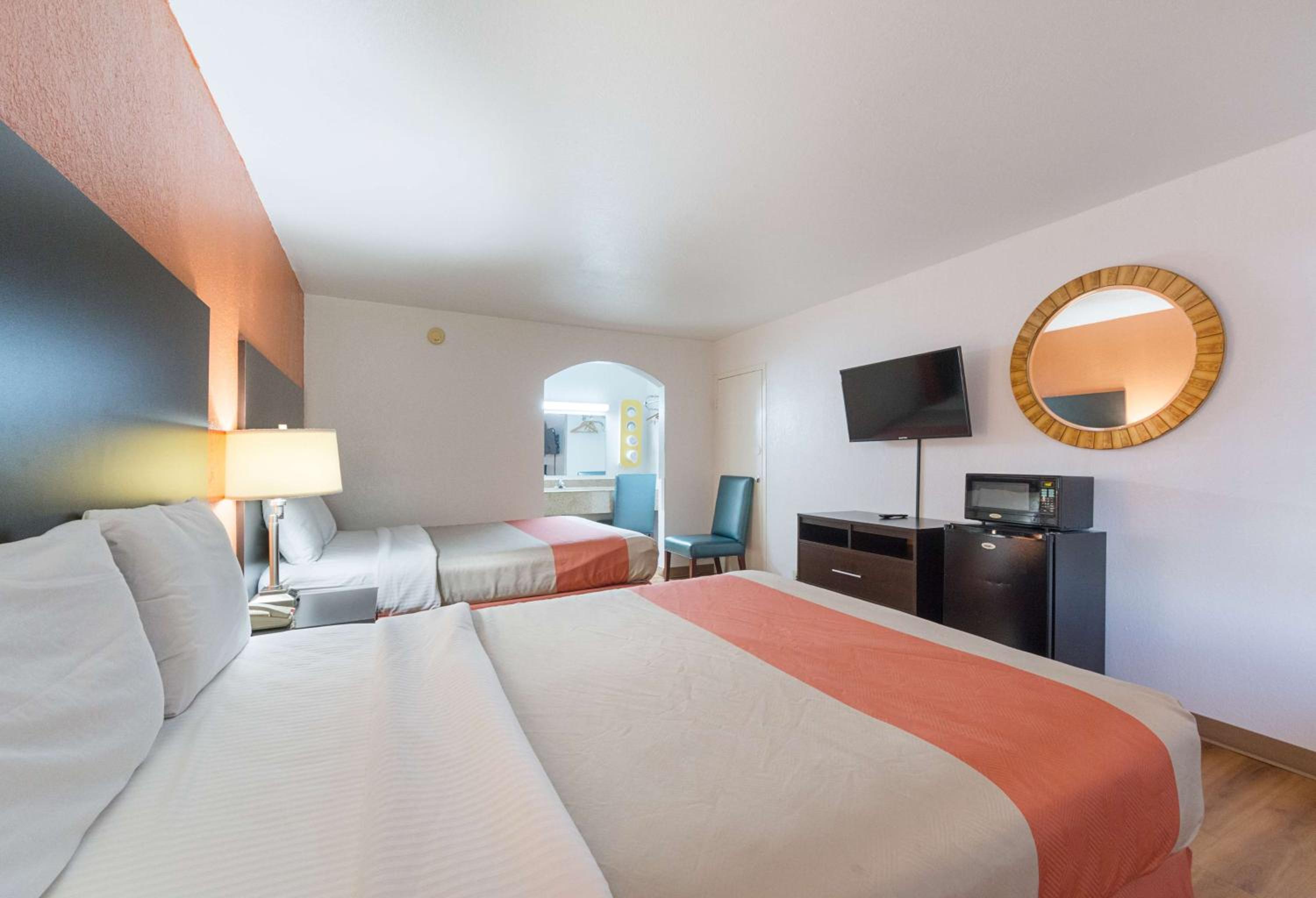 2 Queen Beds - Non-Smoking, Micfridge، Motel6 San Antonio, TX - I-10 West 7/10