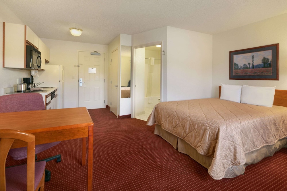 Days Inn & Suites by Wyndham Green Bay WI. 10/38