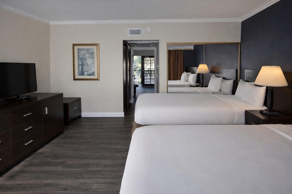 Buena Park Grand Hotel and Suites 30/75