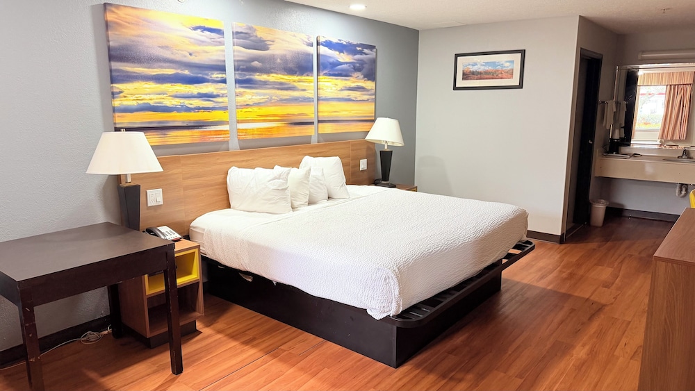 Room, Queen Bed, Smoking, Days Inn & Suites by Wyndham Winnie 4/5