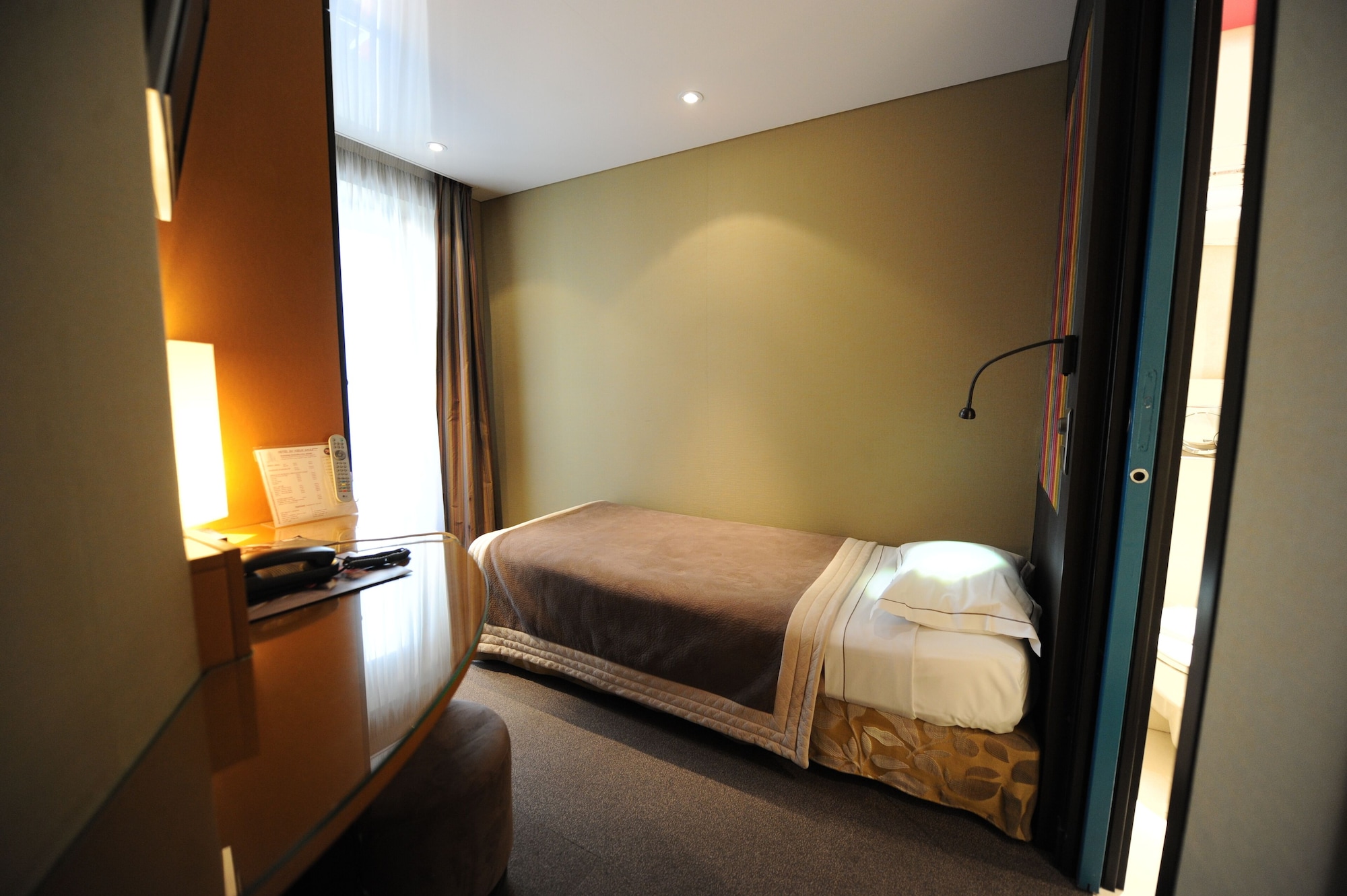 ROOM, SINGLE