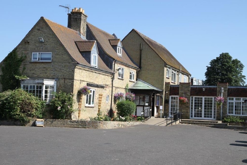 Pike and Eel Hotel and Marina 4/47