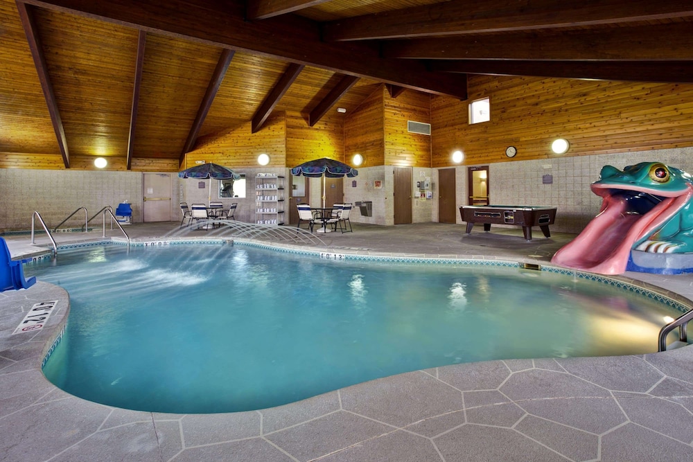 AmericInn by Wyndham Beaver Dam 24/60