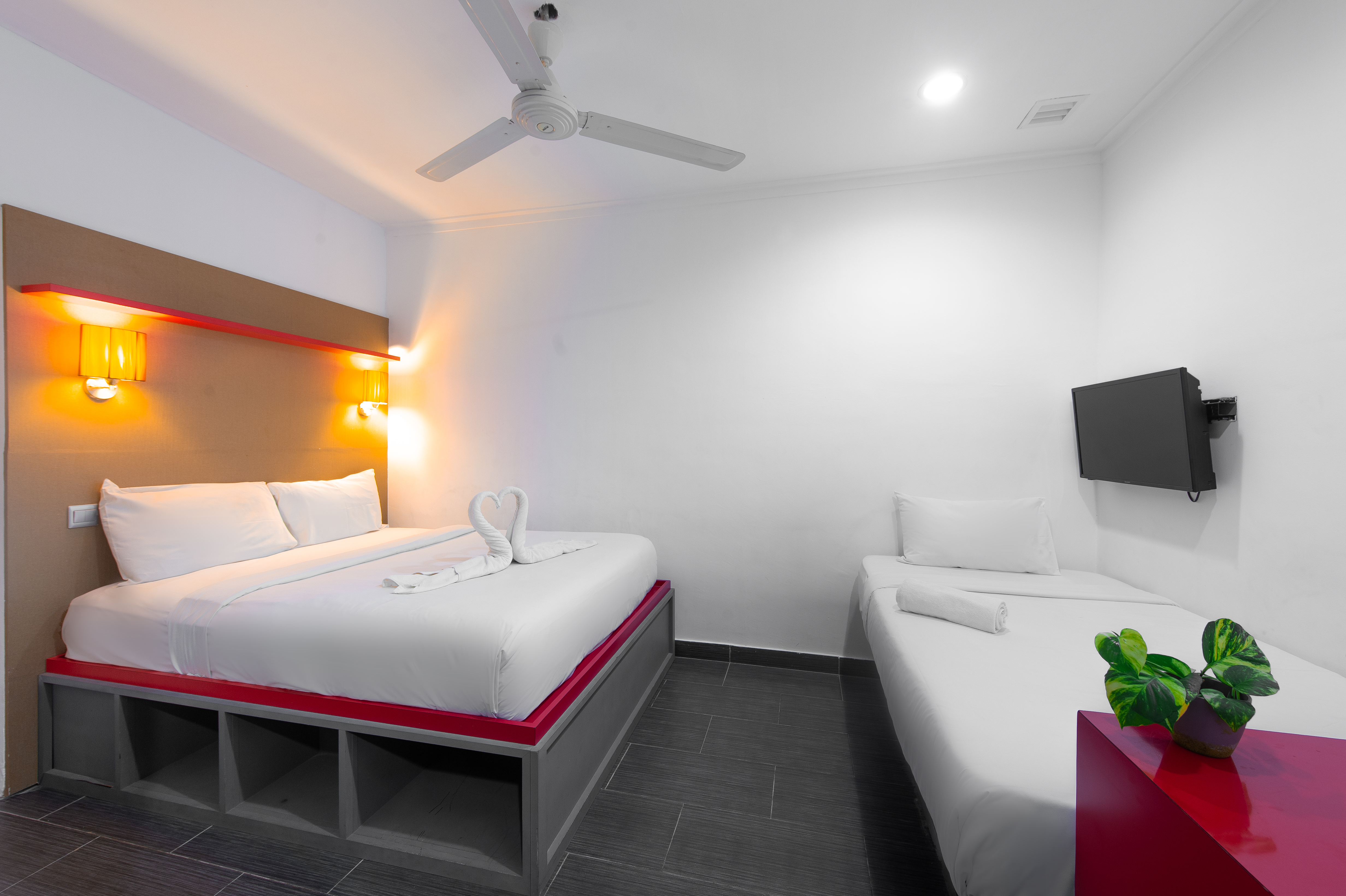 ROOM, TRIPLE, NO WINDOW
