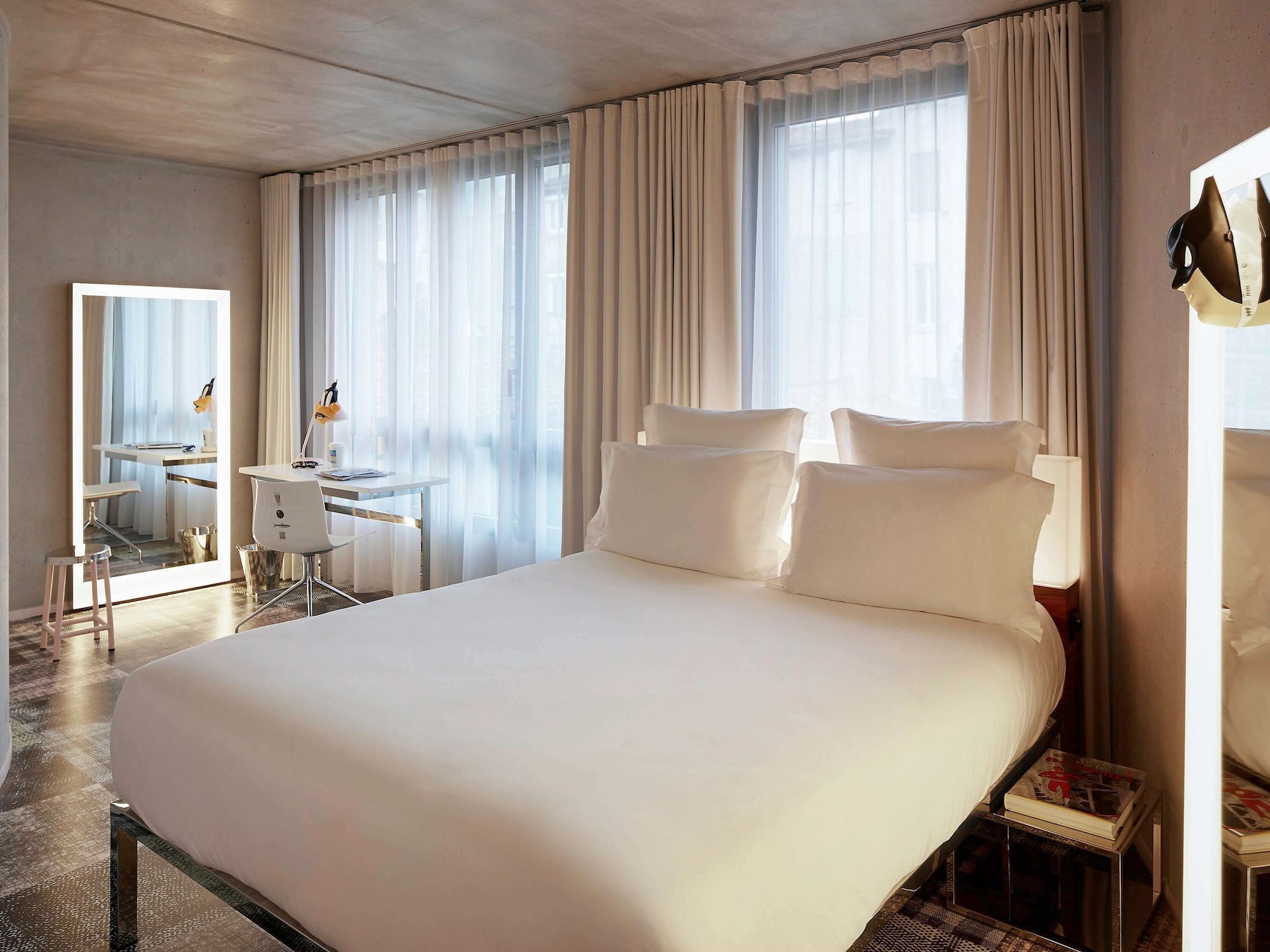 LARGE MAMA, DOUBLE BED