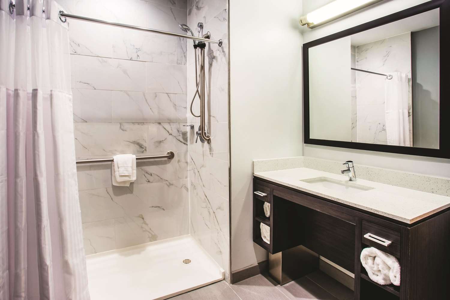 La Quinta Inn & Suites by Wyndham Baltimore Downtown 36/38