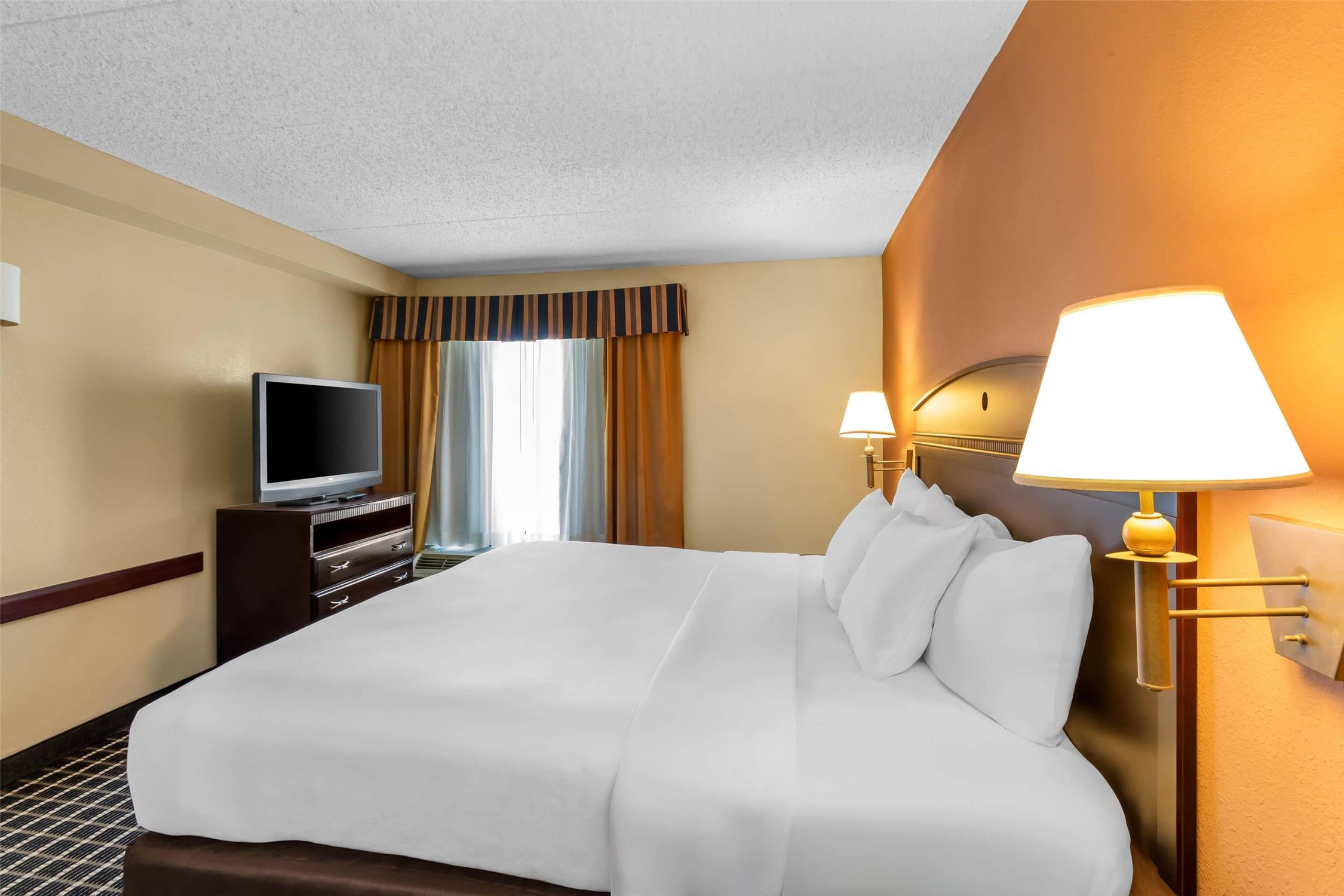 Comfort Inn & Suites Somerset - New Brunswick 6/17