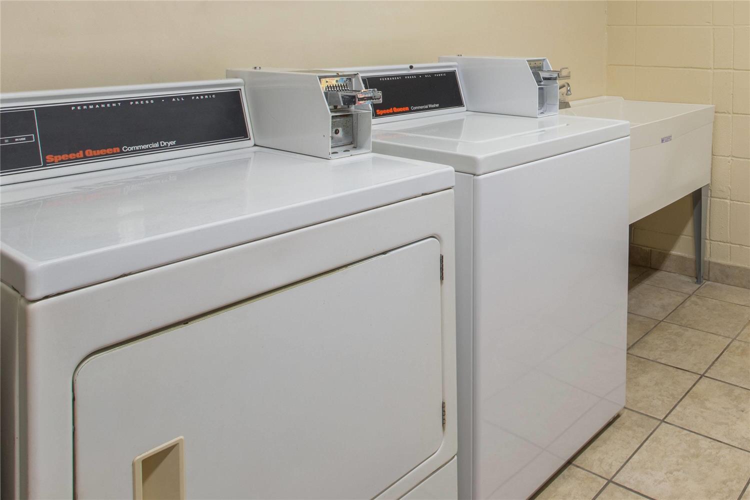 Days Inn & Suites by Wyndham Navarre - near Beaches/Hurlburt 4/27