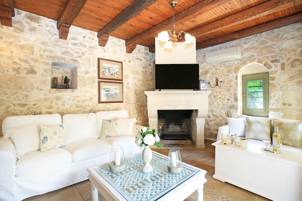 KAMILARI PASIPHAE VILLA 30/60