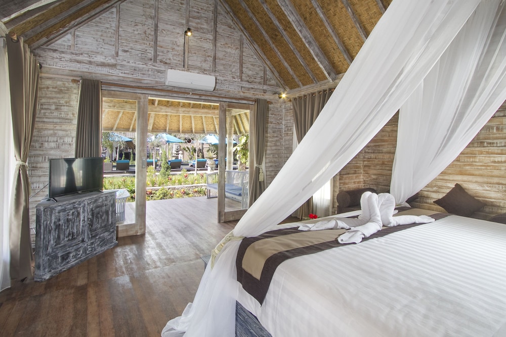 DELUXE, SUITE, POOL VIEW