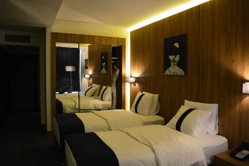 Monarch Hotel Amman 6/33