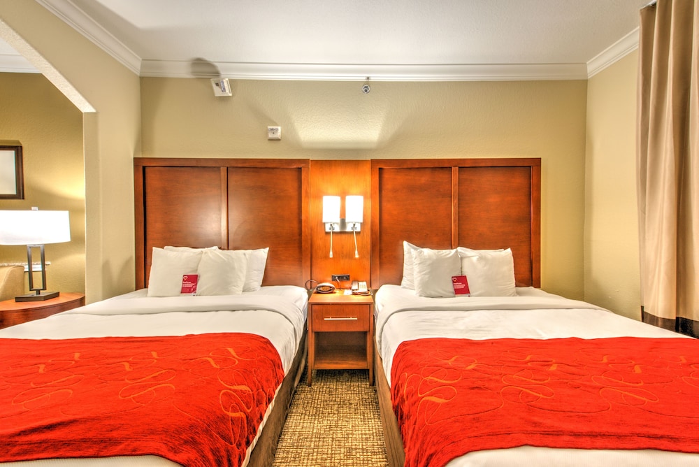 Comfort Suites Tomball Medical Center, TX 25/57