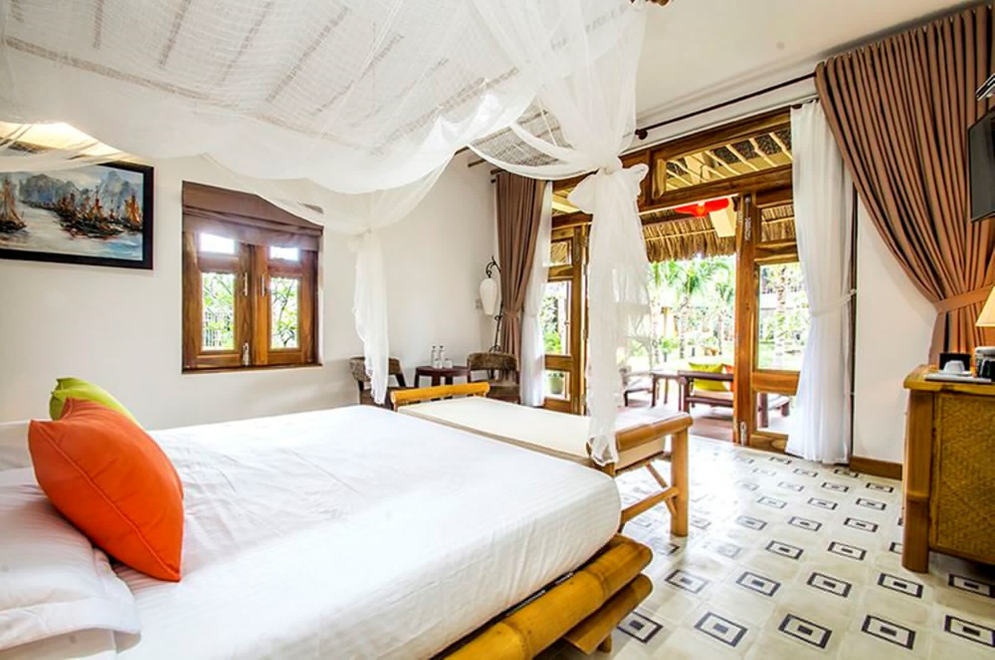 Pavilion, Queen Bed, Garden View