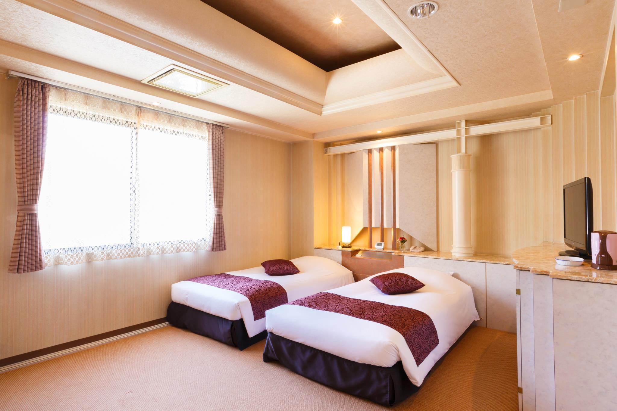 DELUXE, TWIN BEDS