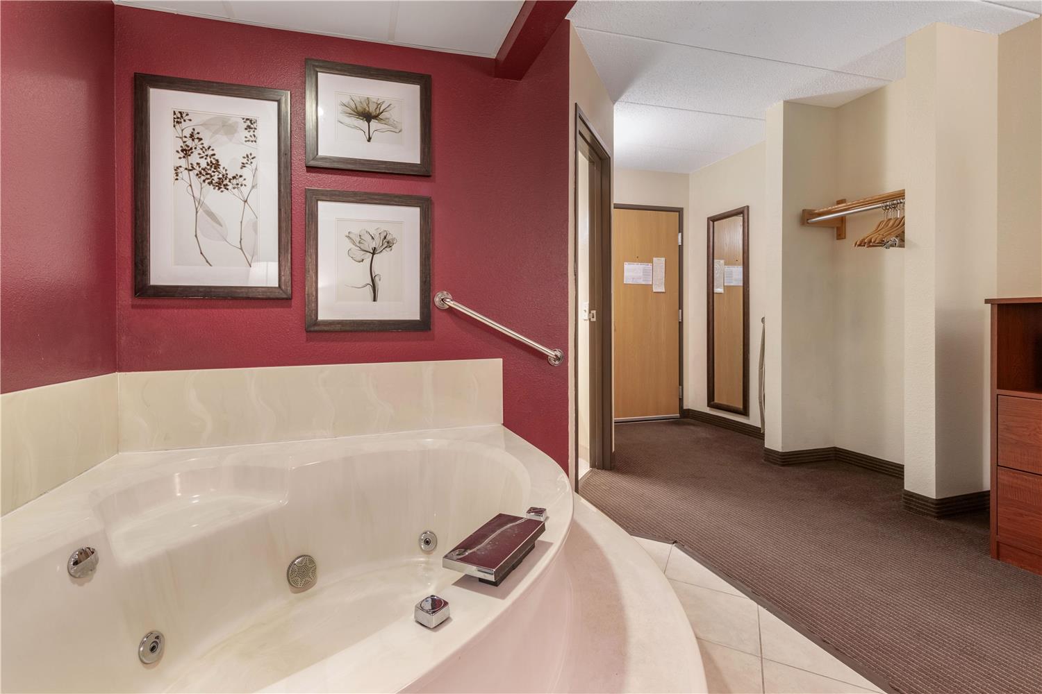 جناح بسرير كوين بحوض جاكوزي، SureStay Plus Hotel by Best Western Litchfield 4/4